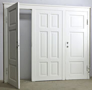 Flot Panelvæg med fyldningsdøre - kan anvendes til toiletbåse
