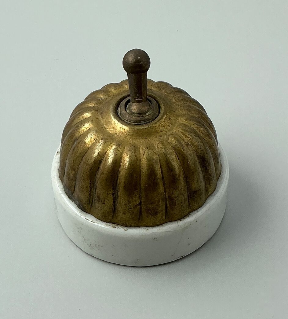 Messing afbryder 1-pol riflet