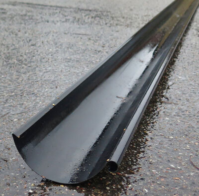 Tagrende i sort malet stål á 6 meter