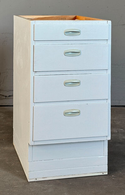 Malet skuffemodul med overfalset skuffer