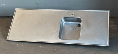 Stålbordplade med vask i højre side