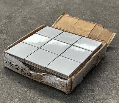 1 m2 grå/hvide vægflise 10x10 cm