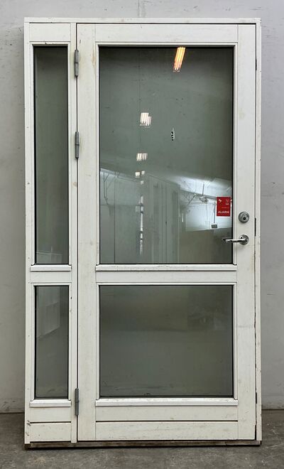 Yderdør med glas sideparti og karm