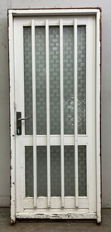 Hvid yderdør med matteret glas