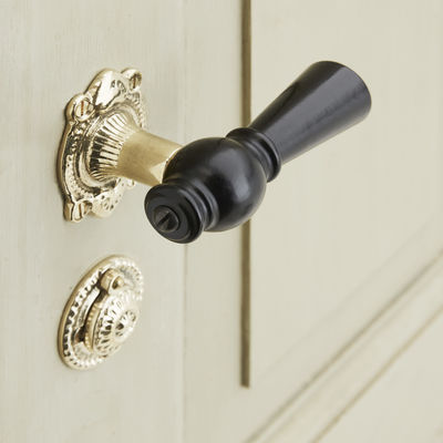 Trægreb til ny dør - knebelgreb i sortlakeret bøg