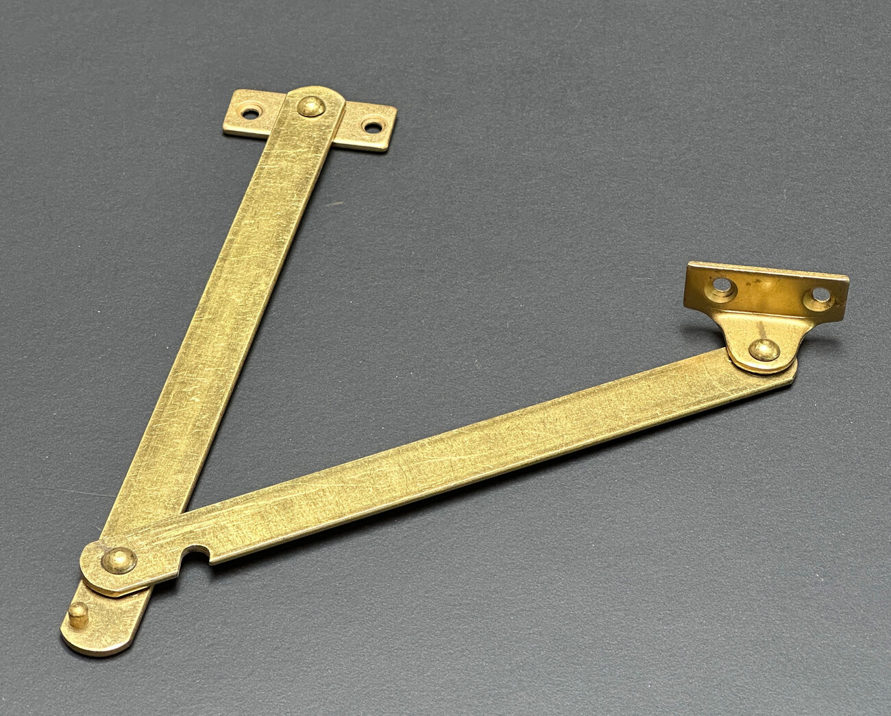 Skærehængsel med lågestøtte