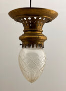 Loftlampe i messing og matteret glas