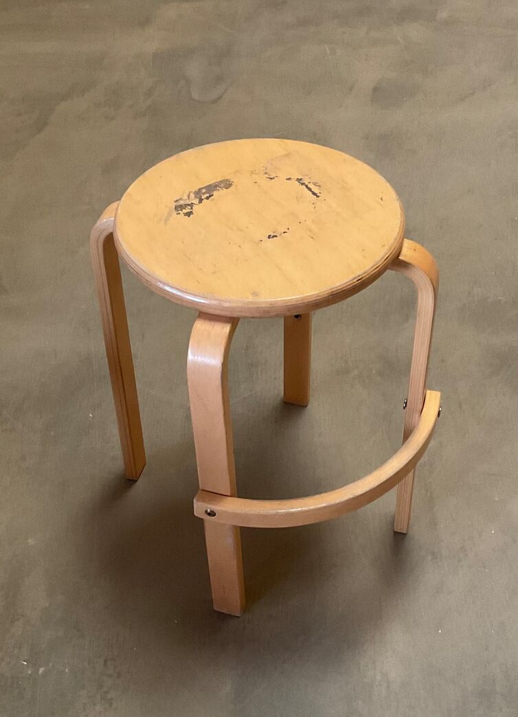 Taburet med fodstøtte