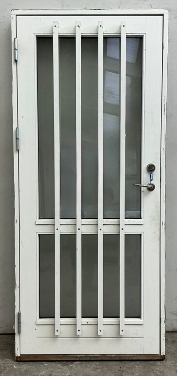 Hvid yderdør med matteret glas