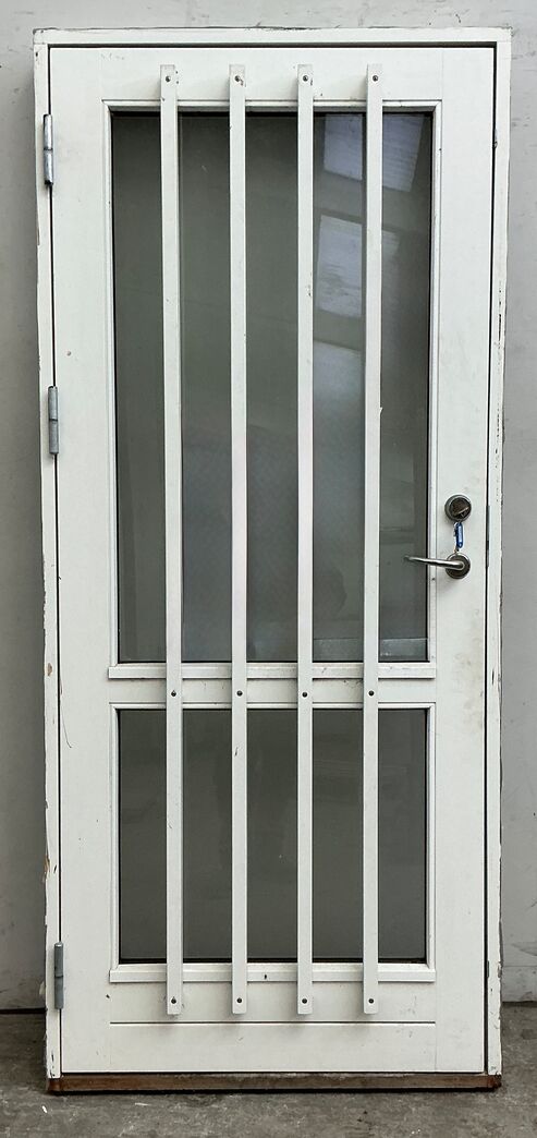 Hvid yderdør med matteret glas