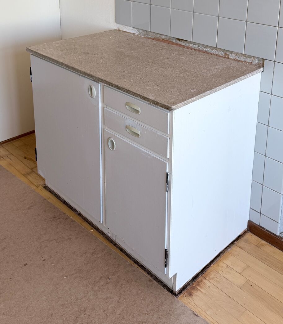 Lille malet 60'er køkken med terrazzoplade.