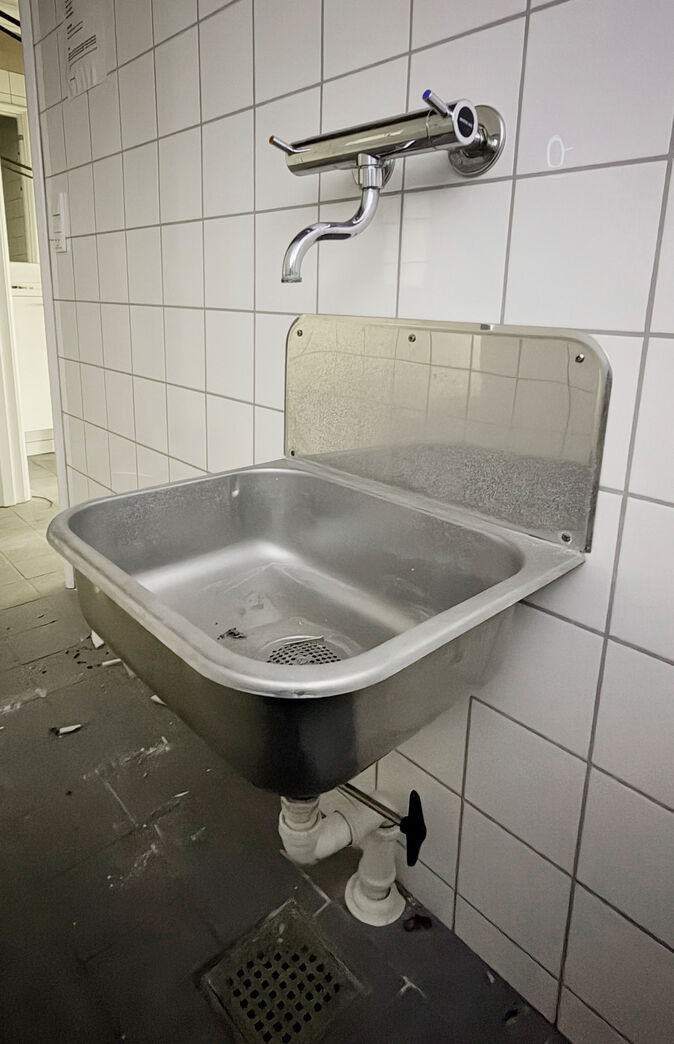 Stålvask m.stænkplade og Børma Lux vægarmatur