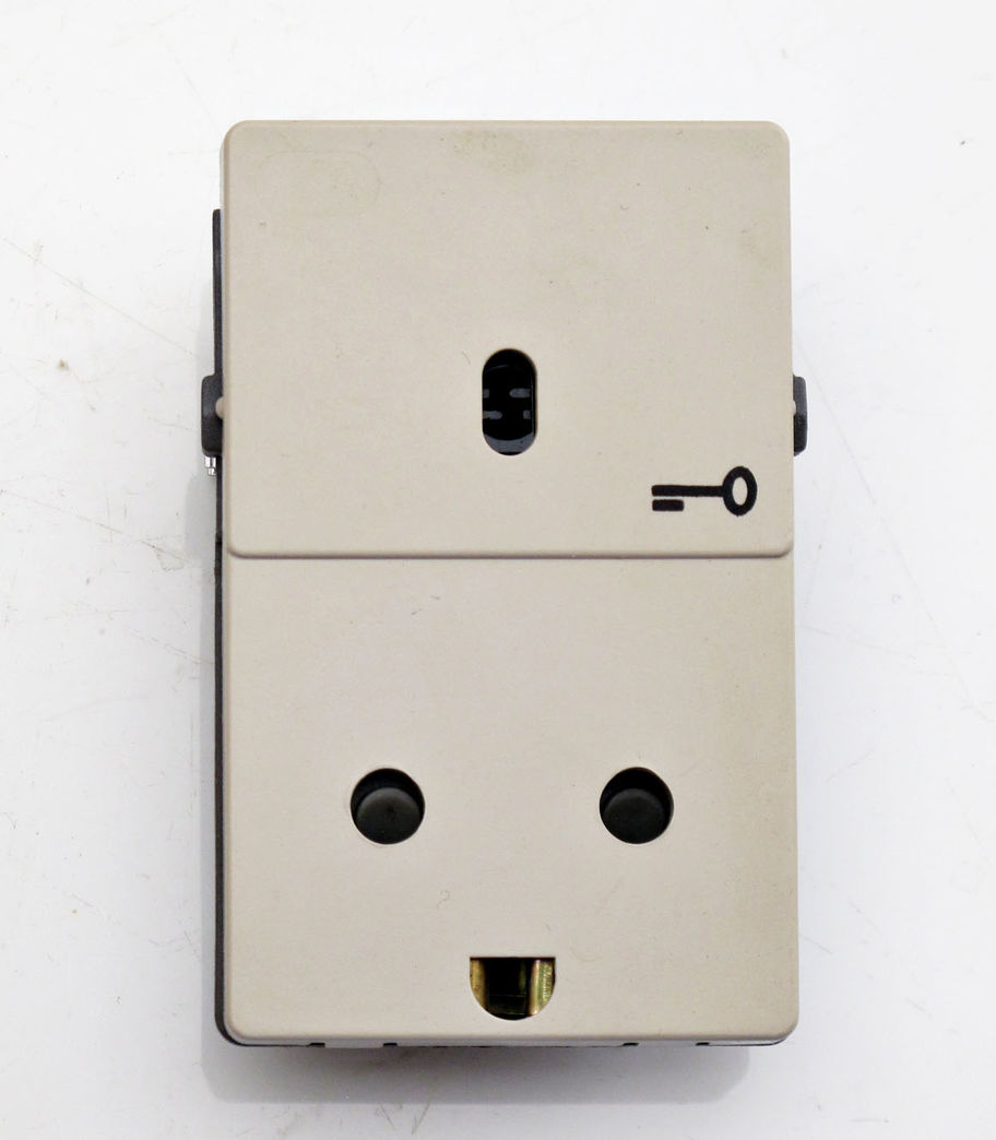 LK Fuga Front til stikk m/jord og nøgleafbryder (grå)