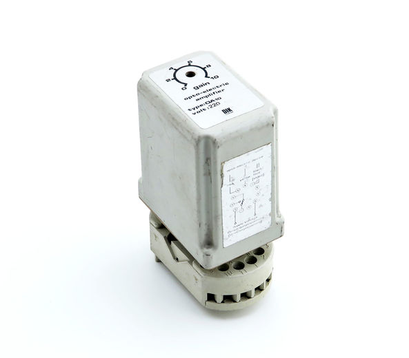 Opto-electric amplifier Opto-electric amplifier