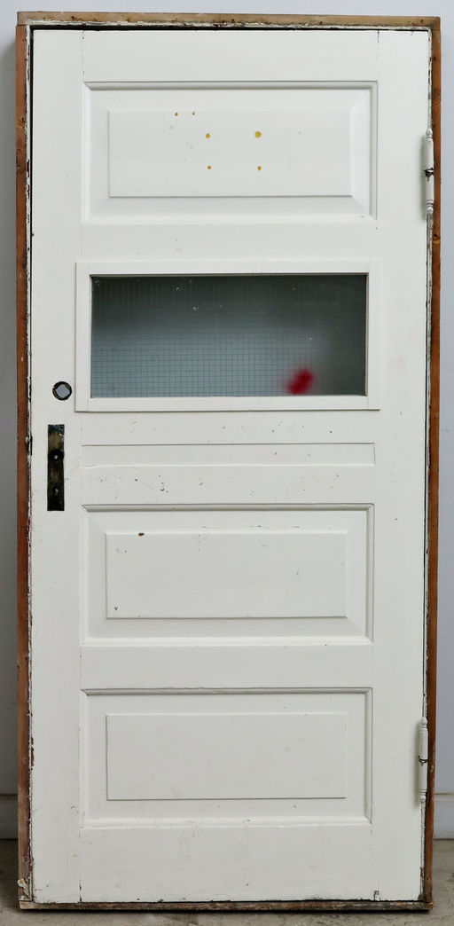 Skoledør med fyldninger og glas.