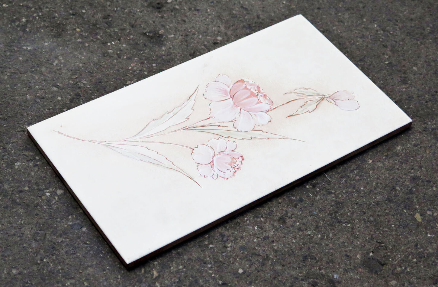 Klinke med motiv af lyserød blomst