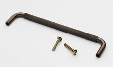 Bøjlegreb bruneret messing med rouleteret overflade - 224mm
