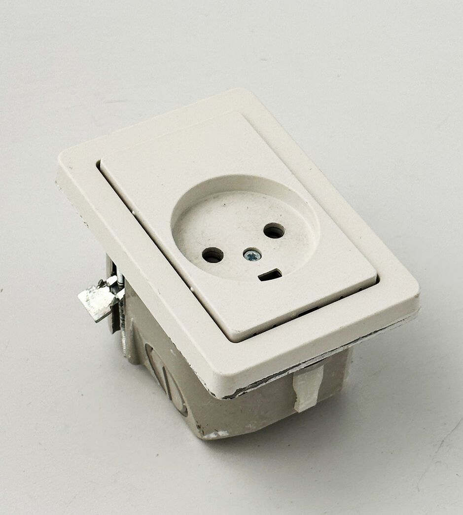 LK FUGA stikkontakt m/jord