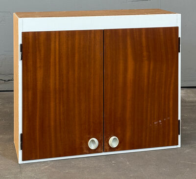 Overskab med overfalsede låger