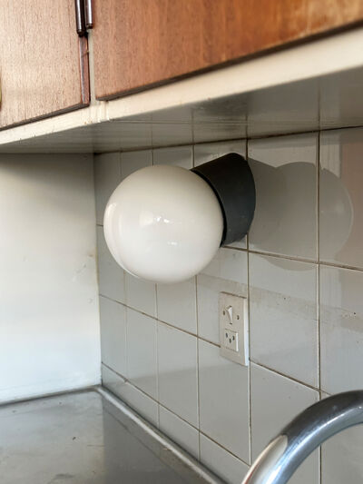 Væglampe med glaskuppel  fra Vollsmose