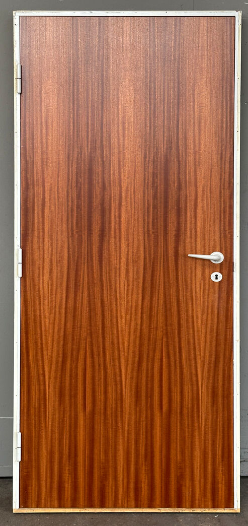 Mahognifineret dør med karm M9