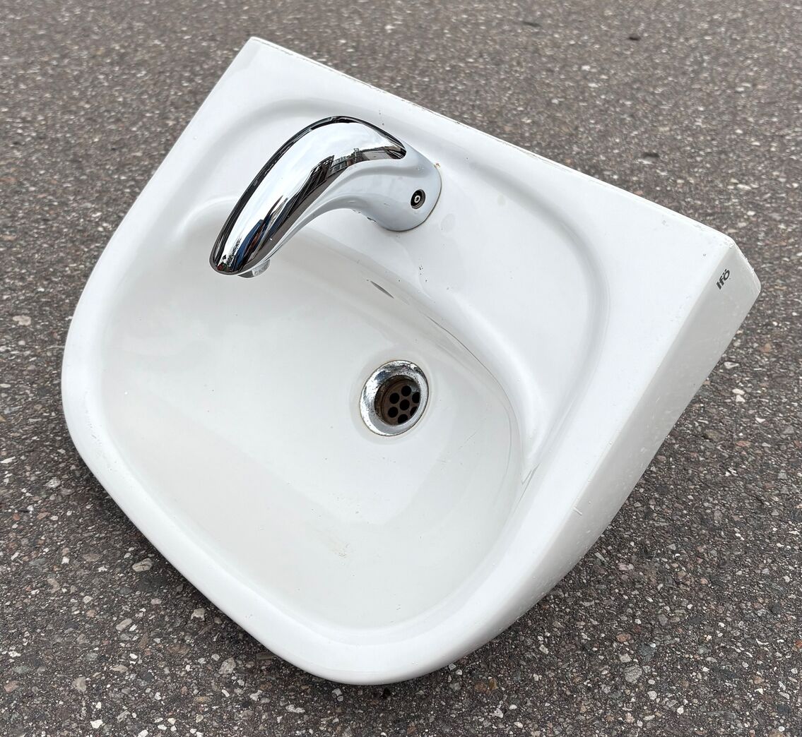 Ifö håndvask med Oras sensor armatur