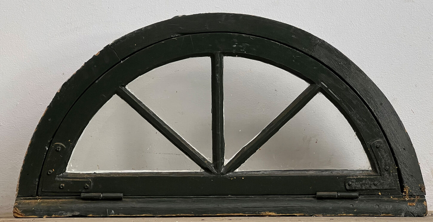 Halvrundt vindue med sprosser