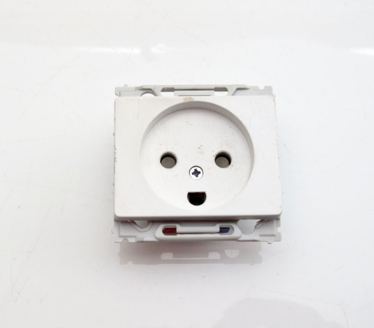 LK Opus 66 stikkontakt m/jord, hvid