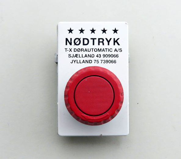 Nødtryk / nødstop m/arretering Nødtryk / nødstop m/arretering