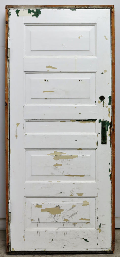 fyldningsdør med karm og skade. fyldningsdør med karm og skade.