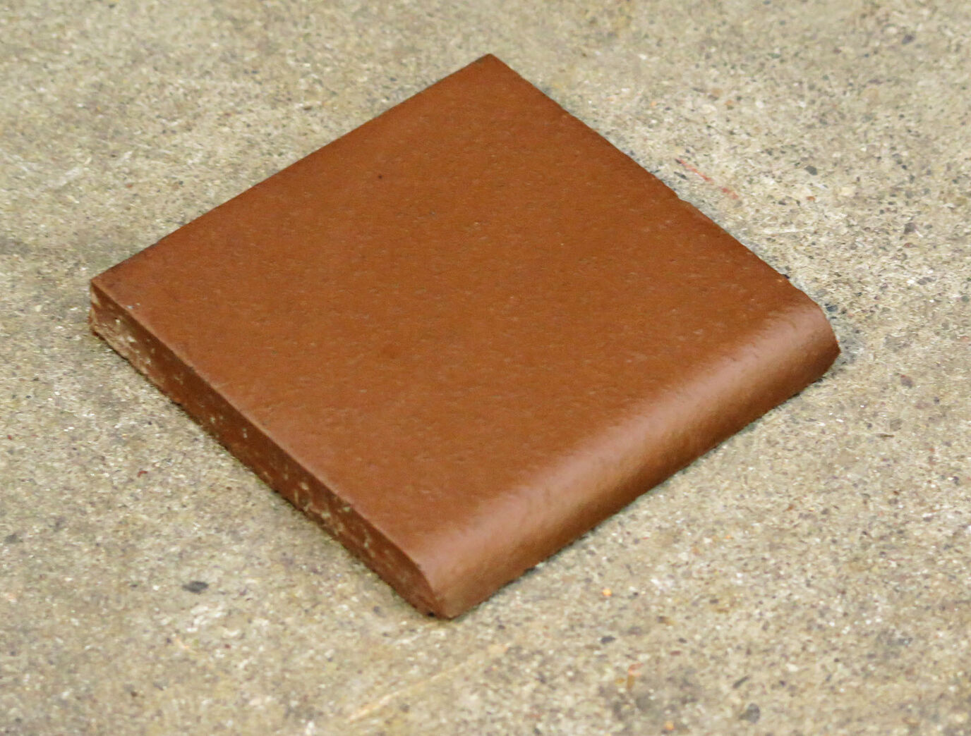Hasle brun med afrundet side Hasle brun med afrundet side