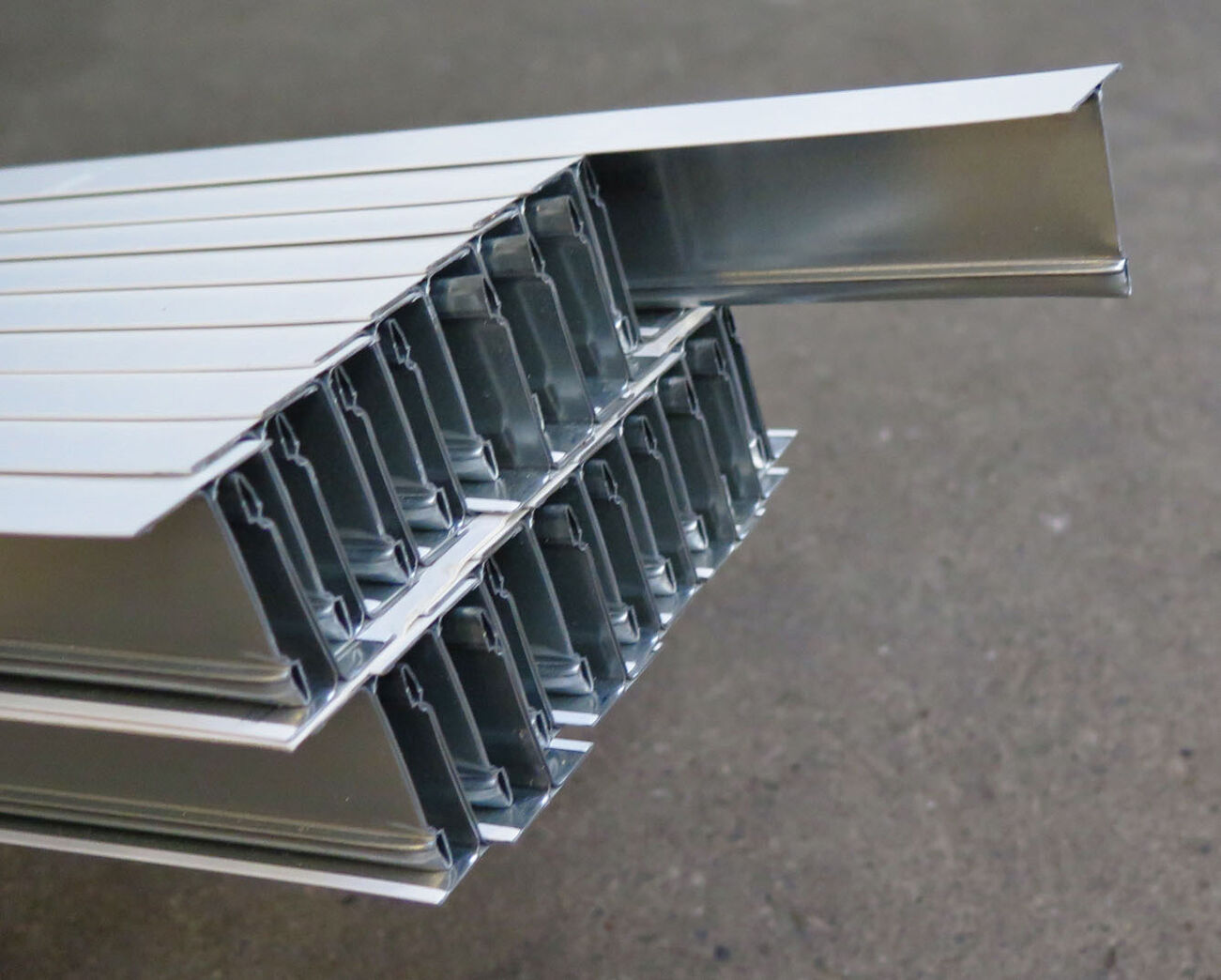 Aflastningsprofil 59 cm. Tilbehør til akustikplader