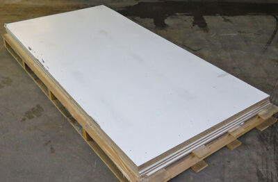 Hvid melamin spånplade med huller