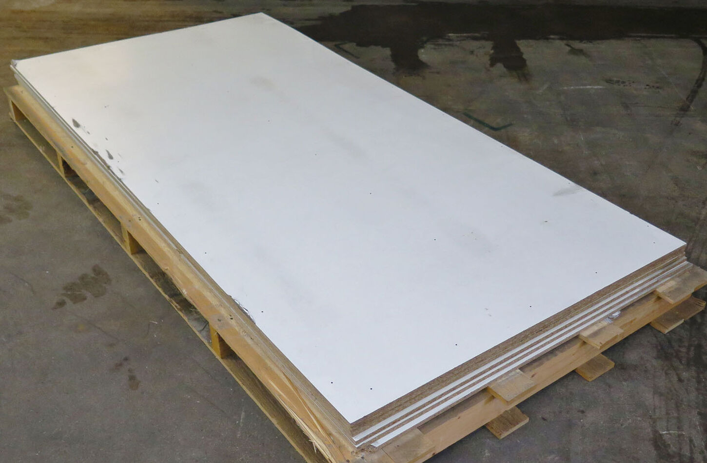 Hvid melamin spånplade med huller