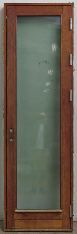 Høj og smal yderdør med glas og karm