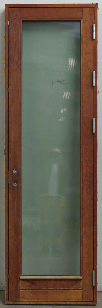 Høj og smal yderdør med glas og karm