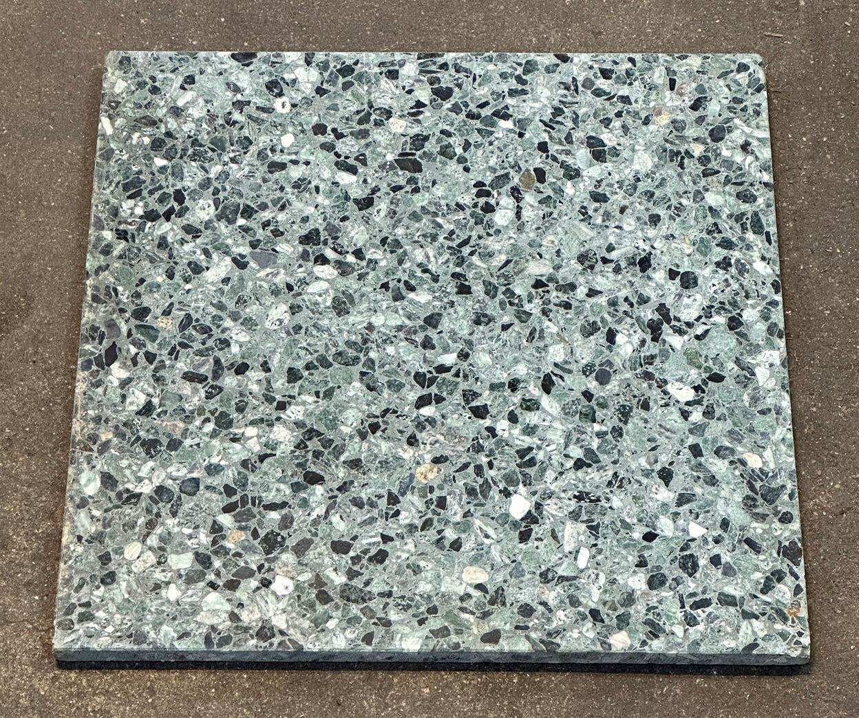 Ny terrazzoflise 40x40 cm