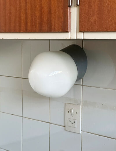 Væglampe med glaskuppel fra Vollsmose