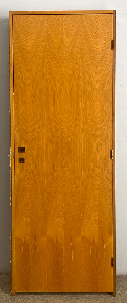 Egefineret dør i karm