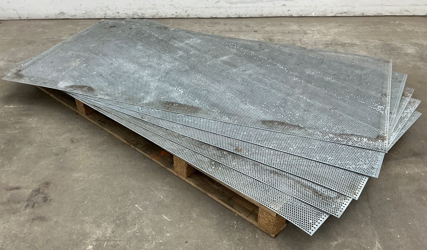 Perforeret stålplade