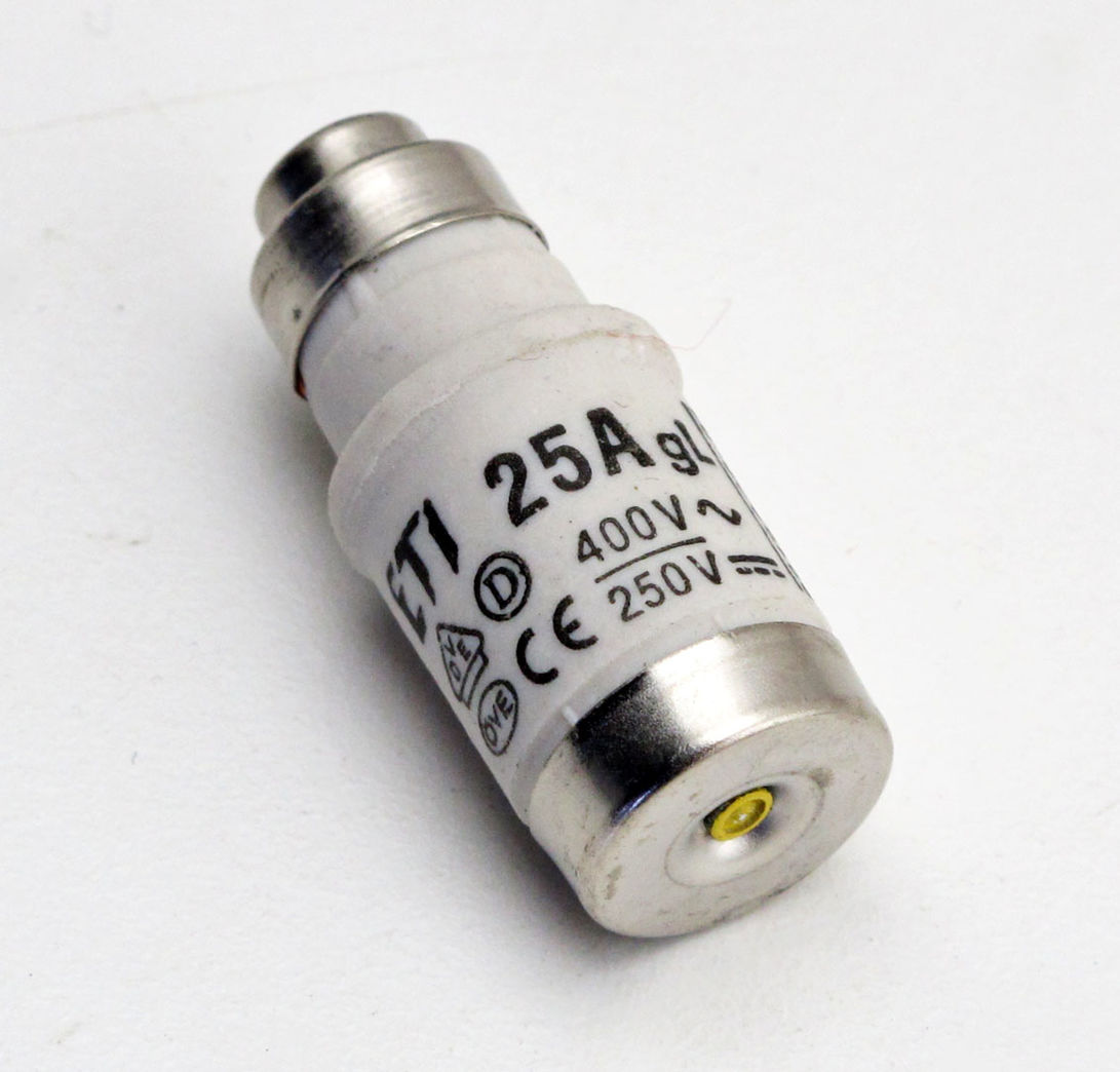 Предохранитель d02 25a