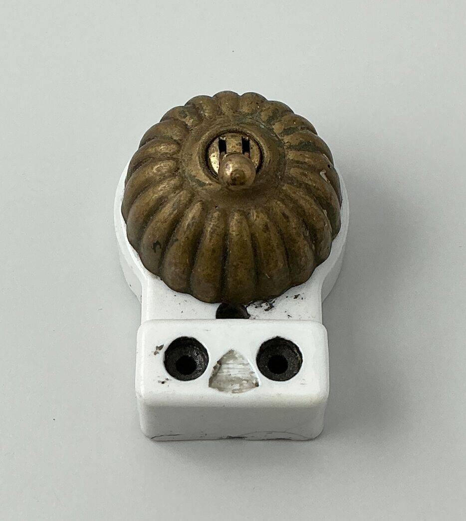 Messing stikkontakt riflet