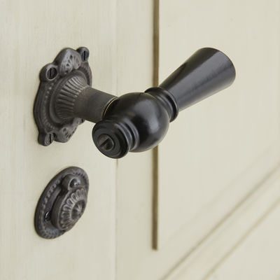 Trægreb til ny dør - knebelgreb i sortlakeret bøg