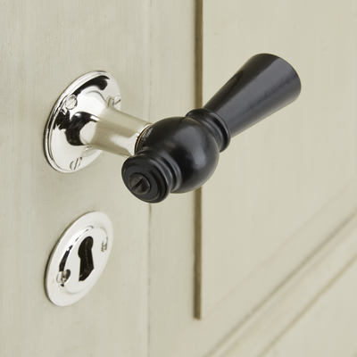 Trægreb til gammel dør - knebelgreb i sortlakeret bøg