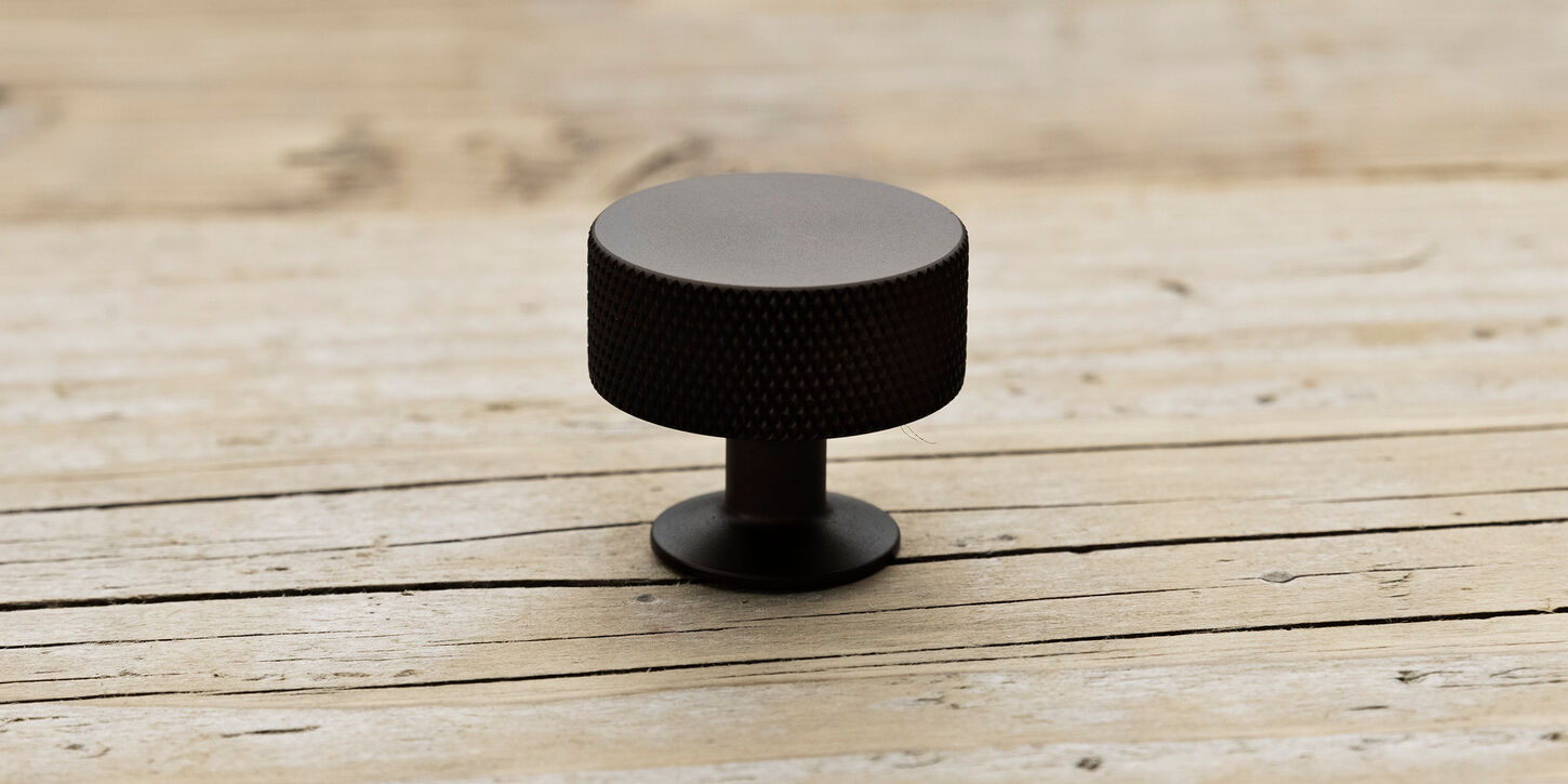 Møbelknop i bruneret messing med rouleteret kant / Ø:30mm