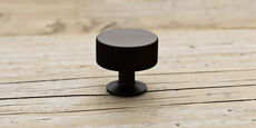 Møbelknop i bruneret messing med rouleteret kant / Ø:30mm