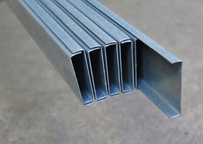 Tynd distanceprofil 2,55 m. Tilbehør til akustikplader