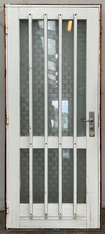 Yderdør med matteret glas.