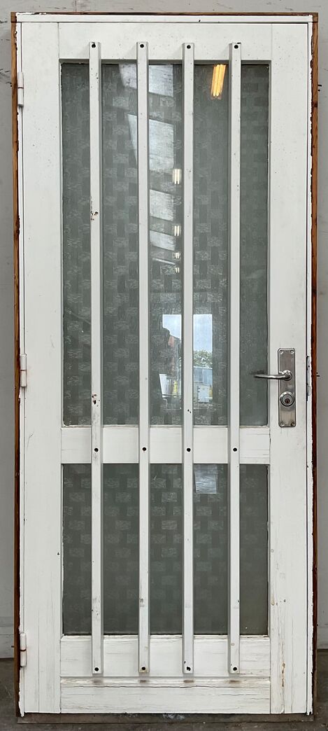 Yderdør med matteret glas.