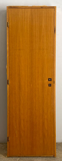 Egefineret dør i karm